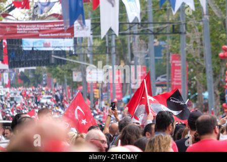 Die Menschen feiern 100 Jahre des Feierns des türkischen Landes. Feierlichkeiten am 29. Oktober 2023 in der Bağdat-Straße Caddebostan in İstanbul. Stockfoto