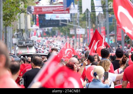 Die Menschen feiern 100 Jahre des Feierns des türkischen Landes. Feierlichkeiten am 29. Oktober 2023 in der Bağdat-Straße Caddebostan in İstanbul. Stockfoto