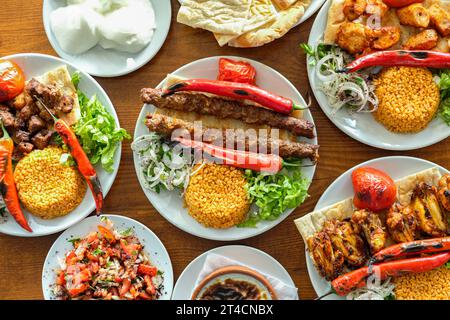 Verschiedene Fleischgerichte und türkisches Gebäck Stockfoto