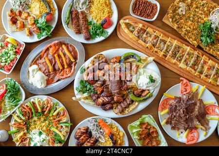 Verschiedene Fleischgerichte und türkisches Gebäck Stockfoto