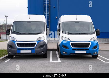 Die Lieferwagen stehen in einer Reihe. Stockfoto