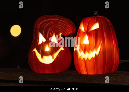 Augsburg, Bayern, Deutschland. Oktober 2023. Schaurige Halloween Kürbisse leuchten bei Nacht *** Schaurige Halloween Kürbisse leuchten bei Nacht Credit: Imago/Alamy Live News Stockfoto