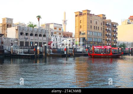 Oktober 2023, Dubai, VAE. Ein früher Morgen ab Dubai Abra mit traditionellem Gebäude und Booten. Es ist ein gewöhnlicher Mann-Reisemodus und für Touristen. Stockfoto