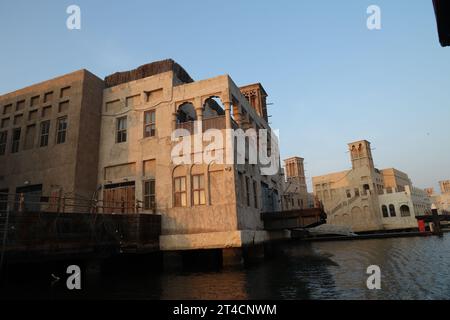 Oktober 2023, Dubai, VAE. Ein früher Morgen ab Dubai Abra mit traditionellem Gebäude und Booten. Es ist ein gewöhnlicher Mann-Reisemodus und für Touristen. Stockfoto