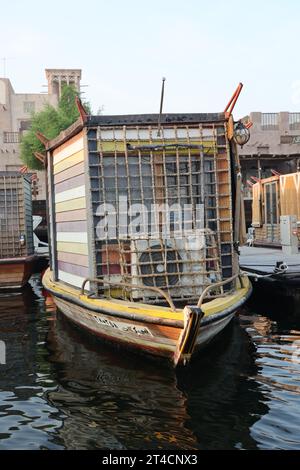 Oktober 2023, Dubai, VAE. Ein früher Morgen ab Dubai Abra mit traditionellem Gebäude und Booten. Es ist ein gewöhnlicher Mann-Reisemodus und für Touristen. Stockfoto