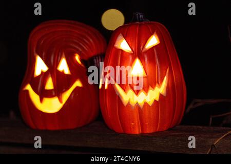 Augsburg, Bayern, Deutschland. Oktober 2023. Schaurige Halloween Kürbisse leuchten bei Nacht *** Schaurige Halloween Kürbisse leuchten bei Nacht Credit: Imago/Alamy Live News Stockfoto