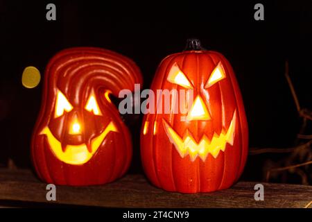 Augsburg, Bayern, Deutschland. Oktober 2023. Schaurige Halloween Kürbisse leuchten bei Nacht *** Schaurige Halloween Kürbisse leuchten bei Nacht Credit: Imago/Alamy Live News Stockfoto