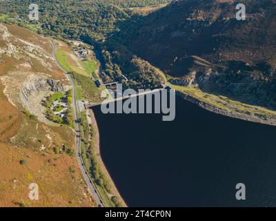 Elan Valley Fußgängerbrücke über den Afon unterhalb des Caban Coch Damms Stockfoto