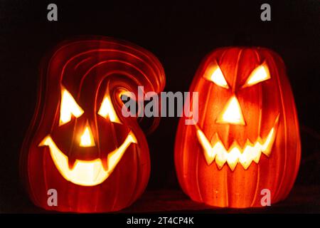 Augsburg, Bayern, Deutschland. Oktober 2023. Schaurige Halloween Kürbisse leuchten bei Nacht *** Schaurige Halloween Kürbisse leuchten bei Nacht Credit: Imago/Alamy Live News Stockfoto