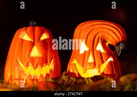 Augsburg, Bayern, Deutschland. Oktober 2023. Schaurige Halloween Kürbisse leuchten bei Nacht *** Schaurige Halloween Kürbisse leuchten bei Nacht Credit: Imago/Alamy Live News Stockfoto