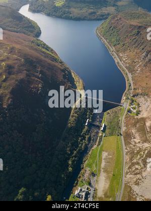 Elan Valley Fußgängerbrücke über den Afon unterhalb des Caban Coch Damms Stockfoto