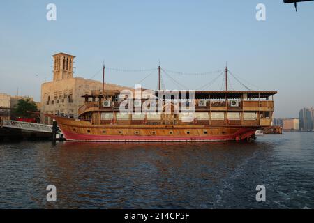 Oktober 2023, Dubai, VAE. Ein früher Morgen ab Dubai Abra mit traditionellem Gebäude und Booten. Es ist ein gewöhnlicher Mann-Reisemodus und für Touristen. Stockfoto
