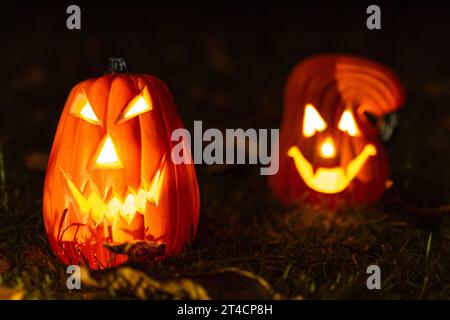 Augsburg, Bayern, Deutschland. Oktober 2023. Schaurige Halloween Kürbisse leuchten bei Nacht *** Schaurige Halloween Kürbisse leuchten bei Nacht Credit: Imago/Alamy Live News Stockfoto