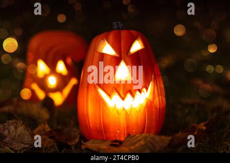 Augsburg, Bayern, Deutschland. Oktober 2023. Schaurige Halloween Kürbisse leuchten bei Nacht *** Schaurige Halloween Kürbisse leuchten bei Nacht Credit: Imago/Alamy Live News Stockfoto