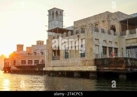 Oktober 2023, Dubai, VAE. Ein früher Morgen ab Dubai Abra mit traditionellem Gebäude und Booten. Es ist ein gewöhnlicher Mann-Reisemodus und für Touristen. Stockfoto