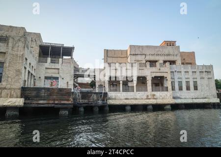Oktober 2023, Dubai, VAE. Ein früher Morgen ab Dubai Abra mit traditionellem Gebäude und Booten. Es ist ein gewöhnlicher Mann-Reisemodus und für Touristen. Stockfoto