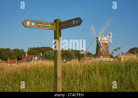 Cley Windmill von Norfolk Coastpath mit Coastpath-Schild in der Nähe von Blakeney, Norfolk Stockfoto