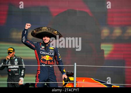 Mexiko-Stadt, Mexiko. Oktober 2023. Oktober 2023, Autodromo Hermanos Rodriguez, Mexiko-Stadt, Formel 1 Gran Premio de La Ciudad de Mexico 2023, im Bild Sieger Max Verstappen (NLD), Oracle Red Bull Racing, 2. Platz für Lewis Hamilton (GBR), Mercedes-AMG Petronas F1 Team Credit: dpa/Alamy Live News Stockfoto