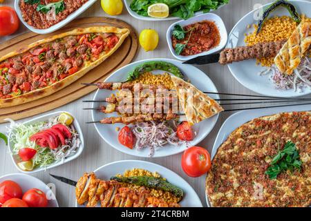 Verschiedene Fleischgerichte und türkisches Gebäck Stockfoto