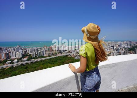 Reisen in Brasilien. Panoramablick auf weibliche Touristen mit Hut auf der Terrasse in der Metropolregion Vitoria, Espirito Santo, Brasilien. Stockfoto