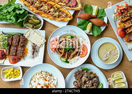 Verschiedene Fleischgerichte und türkisches Gebäck Stockfoto