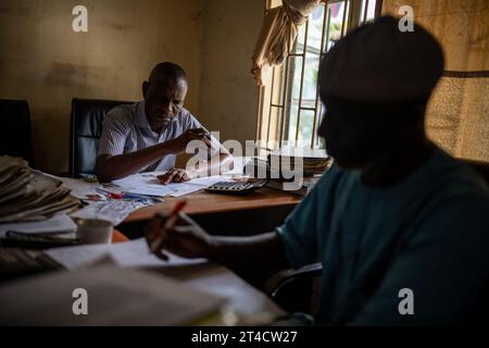 Lagos, Nigeria. 30. Oktober 2023. Mitarbeiter des Deutsch-Nigerianischen Zentrums für Beschäftigung, Migration und Reintegration in der Wirtschaftsmetropole Lagos stellen Förderanträge. Scholz ist auf seiner dritten großen Reise nach Afrika in den fast zwei Jahren seit seiner Vereidigung. Mit Nigeria besucht er jetzt das bevölkerungsreichste und wirtschaftlich mächtigste Land des Kontinents. Quelle: Michael Kappeler/dpa/Alamy Live News Stockfoto