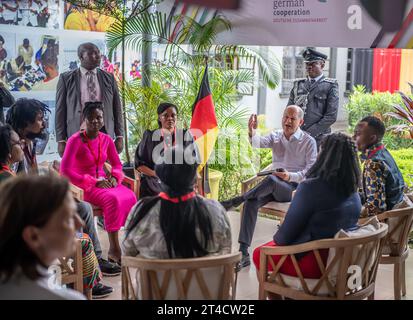 Lagos, Nigeria. 30. Oktober 2023. Bundeskanzler Olaf Scholz (SPD) besucht das Deutsch-Nigerianische Zentrum für Beschäftigung, Migration und Wiedereingliederung in der Wirtschaftsmetropole Lagos und spricht mit Kunden des Zentrums. Scholz ist auf seiner dritten großen Reise nach Afrika in den fast zwei Jahren seit seiner Vereidigung. Heute besucht er Nigeria, das bevölkerungsreichste und wirtschaftlich mächtigste Land des Kontinents. Quelle: Michael Kappeler/dpa/Alamy Live News Stockfoto