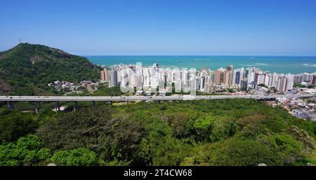 Panoramablick auf die Metropolregion Vitoria mit Terceira Ponte Bridge, Espirito Santo, Brasilien Stockfoto