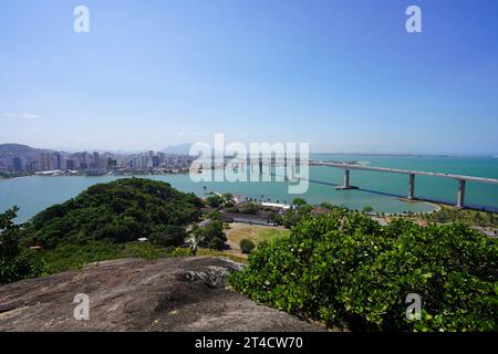 Wunderschöner Panoramablick auf Vitoria City mit Terceira Ponte Bridge, Espirito Santo, Brasilien Stockfoto