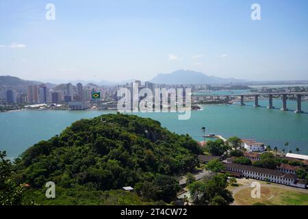 Panoramablick auf Vitoria City mit Terceira Ponte Bridge, Espirito Santo, Brasilien Stockfoto
