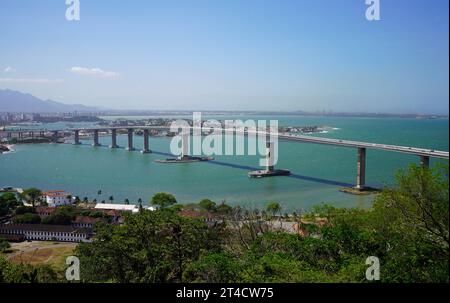 Wunderschöner Panoramablick auf Vitoria City mit Terceira Ponte Bridge, Espirito Santo, Brasilien Stockfoto