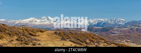 Ein Panorama der schneebedeckten Berge in der Nähe des Lost Ranger's Peak im Nordwesten von Colorado. Die Herbstfarbe in den sanften Hügeln ist vorne. Stockfoto