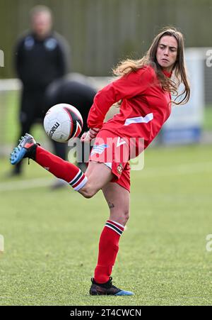 Rhosymedre, Wrexham County Borough, Wales. Oktober 2023. Wrexham's Rosie Hughes wärmt vor dem Spiel auf, während Wrexham Association Football Club Women V The New Saints of Oswestry Town & Llansantffraid Football Club/The New Saints Women im Y Stadiwm Roc/The Rock Stadium, im Genero Adran Premier. (Kreditbild: ©Cody Froggatt/Alamy Live News) Stockfoto