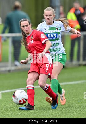 Rhosymedre, Wrexham County Borough, Wales. Oktober 2023. Wrexham's Rosie Hughes gibt den Ball während der Wrexham Association Football Club Women V The New Saints of Oswestry Town & Llansantffraid Football Club/The New Saints Women im Y Stadiwm Roc/The Rock Stadium im Genero Adran Premier. (Kreditbild: ©Cody Froggatt/Alamy Live News) Stockfoto