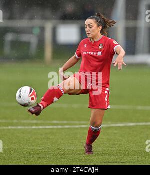 Rhosymedre, Wrexham County Borough, Wales. Oktober 2023. Wrexham's Phoebe Davies gibt den Ball während des Wrexham Association Football Club Women V The New Saints of Oswestry Town & Llansantffraid Football Club/The New Saints Women im Y Stadiwm Roc/The Rock Stadium im Genero Adran Premier. (Kreditbild: ©Cody Froggatt/Alamy Live News) Stockfoto