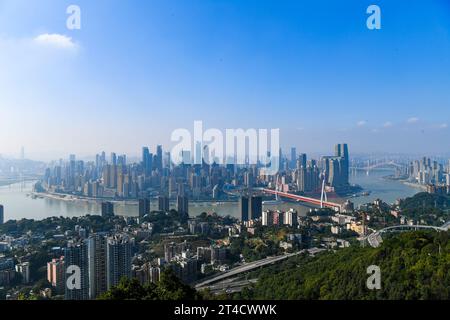 Chongqing. 30. Oktober 2023. Dieses Foto, aufgenommen am 30. Oktober 2023, zeigt die Stadtansicht der südwestlichen chinesischen Gemeinde Chongqing. Chongqing befindet sich im Oberlauf des Yangtse-Flusses und hat sich kontinuierlich zu einer bedeutenden ökologischen Barriere entwickelt. Quelle: Wang Quanchao/Xinhua/Alamy Live News Stockfoto