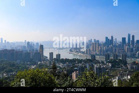 Chongqing. 30. Oktober 2023. Dieses Foto, aufgenommen am 30. Oktober 2023, zeigt die Stadtansicht der südwestlichen chinesischen Gemeinde Chongqing. Chongqing befindet sich im Oberlauf des Yangtse-Flusses und hat sich kontinuierlich zu einer bedeutenden ökologischen Barriere entwickelt. Quelle: Wang Quanchao/Xinhua/Alamy Live News Stockfoto