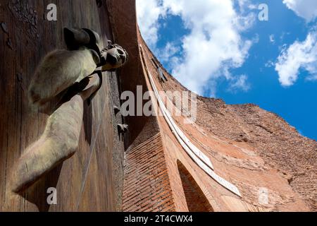 Von Igor Mitoraj entworfenes Portal der Basilika Santa Maria degli Angeli e dei Martiri, Rom, Italien, Stockfoto