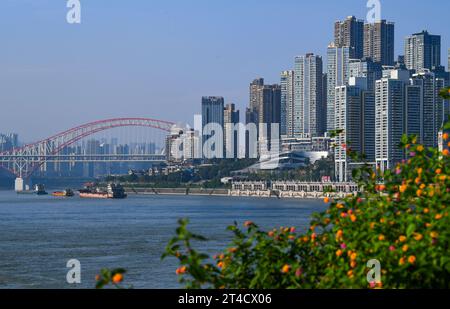 Chongqing. 30. Oktober 2023. Dieses Foto, aufgenommen am 30. Oktober 2023, zeigt die Stadtansicht der südwestlichen chinesischen Gemeinde Chongqing. Chongqing befindet sich im Oberlauf des Yangtse-Flusses und hat sich kontinuierlich zu einer bedeutenden ökologischen Barriere entwickelt. Quelle: Wang Quanchao/Xinhua/Alamy Live News Stockfoto