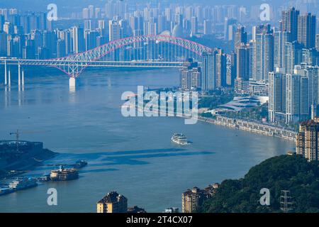 Chongqing. 30. Oktober 2023. Dieses Foto, aufgenommen am 30. Oktober 2023, zeigt die Stadtansicht der südwestlichen chinesischen Gemeinde Chongqing. Chongqing befindet sich im Oberlauf des Yangtse-Flusses und hat sich kontinuierlich zu einer bedeutenden ökologischen Barriere entwickelt. Quelle: Wang Quanchao/Xinhua/Alamy Live News Stockfoto