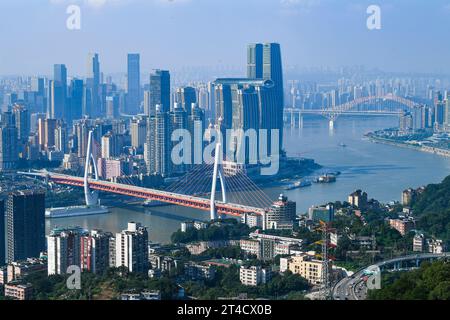 Chongqing. 30. Oktober 2023. Dieses Foto, aufgenommen am 30. Oktober 2023, zeigt die Stadtansicht der südwestlichen chinesischen Gemeinde Chongqing. Chongqing befindet sich im Oberlauf des Yangtse-Flusses und hat sich kontinuierlich zu einer bedeutenden ökologischen Barriere entwickelt. Quelle: Wang Quanchao/Xinhua/Alamy Live News Stockfoto