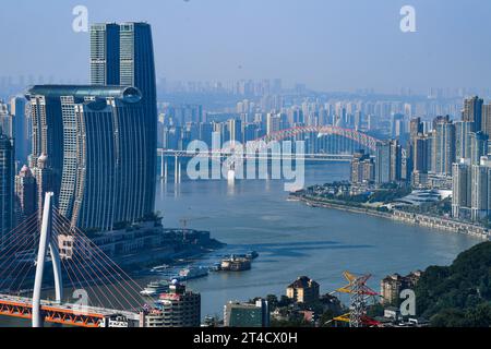 Chongqing. 30. Oktober 2023. Dieses Foto, aufgenommen am 30. Oktober 2023, zeigt die Stadtansicht der südwestlichen chinesischen Gemeinde Chongqing. Chongqing befindet sich im Oberlauf des Yangtse-Flusses und hat sich kontinuierlich zu einer bedeutenden ökologischen Barriere entwickelt. Quelle: Wang Quanchao/Xinhua/Alamy Live News Stockfoto