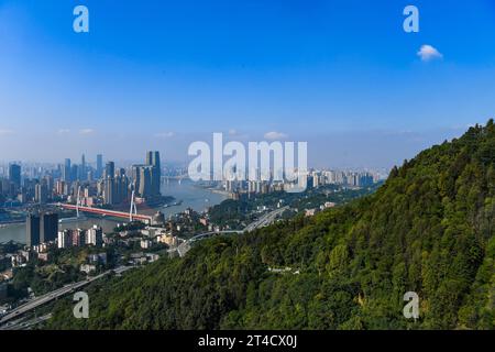 Chongqing. 30. Oktober 2023. Dieses Foto, aufgenommen am 30. Oktober 2023, zeigt die Stadtansicht der südwestlichen chinesischen Gemeinde Chongqing. Chongqing befindet sich im Oberlauf des Yangtse-Flusses und hat sich kontinuierlich zu einer bedeutenden ökologischen Barriere entwickelt. Quelle: Wang Quanchao/Xinhua/Alamy Live News Stockfoto