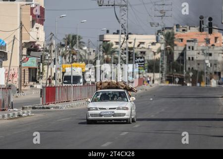 Nuseirat Camp, Palästinensische Gebiete. 30. Oktober 2023. Ein Fahrzeug kommt vom Norden des Gazastreifens in Richtung Süden über die Salah al-DIN Road, die Hauptautobahn des Gazastreifens. Nur wenige Fahrzeuge konnten den Süden erreichen, nachdem die israelischen Streitkräfte die Hauptstraße abgeschnitten hatten, die den Norden und Süden des Gebiets verbindet. Quelle: Mohammed Talatene/dpa/Alamy Live News Stockfoto