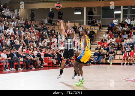 Monte Carlo, Monaco. Oktober 2023. ALS Monaco Spieler #55 spielte Mike James in der fünften Runde der Turkish Airlines EuroLeague Saison zwischen AS Monaco und Maccabi Tel Aviv in Monte Carlo. Der US-amerikanische Spieler #55 Mike James von AS Monaco Basket wurde der vierte Spieler in der Geschichte, der 4.000 Punkte in der Euroliga in einem Spiel gegen Maccabi Tel Aviv überschritt. (Monaco gewann 107:79). Den Rekord hält Vassilis Spanoulis mit 4.455 Punkten. (Foto: Laurent Coust/SOPA Images/SIPA USA) Credit: SIPA USA/Alamy Live News Stockfoto