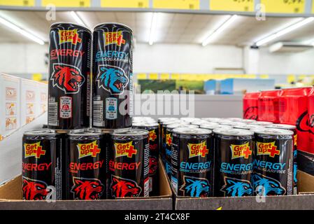 Italien - 24. Oktober 2023: Get Up Energy Drink und zuckerfrei in Dosen, die in italienischen Supermärkten zum Verkauf angeboten werden Stockfoto