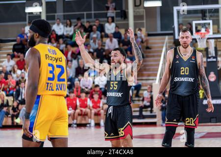 Monte Carlo, Monaco. Oktober 2023. ALS Monaco-Spieler #55 reagiert Mike James in der fünften Runde der Turkish Airlines EuroLeague-Saison zwischen AS Monaco und Maccabi Tel Aviv in Monte Carlo. Der US-amerikanische Spieler #55 Mike James von AS Monaco Basket wurde der vierte Spieler in der Geschichte, der 4.000 Punkte in der Euroliga in einem Spiel gegen Maccabi Tel Aviv überschritt. (Monaco gewann 107:79). Den Rekord hält Vassilis Spanoulis mit 4.455 Punkten. Quelle: SOPA Images Limited/Alamy Live News Stockfoto