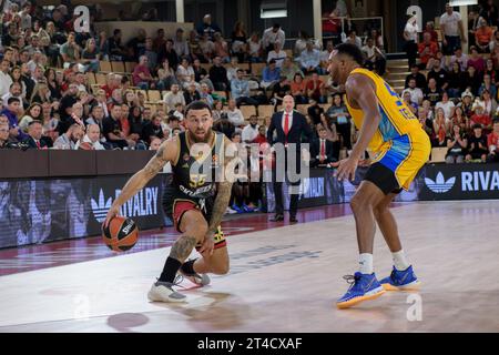 Monte Carlo, Monaco. Oktober 2023. ALS Monaco Spieler #55 spielte Mike James in der fünften Runde der Turkish Airlines EuroLeague Saison zwischen AS Monaco und Maccabi Tel Aviv in Monte Carlo. Der US-amerikanische Spieler #55 Mike James von AS Monaco Basket wurde der vierte Spieler in der Geschichte, der 4.000 Punkte in der Euroliga in einem Spiel gegen Maccabi Tel Aviv überschritt. (Monaco gewann 107:79). Den Rekord hält Vassilis Spanoulis mit 4.455 Punkten. (Foto: Laurent Coust/SOPA Images/SIPA USA) Credit: SIPA USA/Alamy Live News Stockfoto