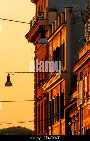 Typische Wohnanlagen im Stadtzentrum von Rom bei Sonnenuntergang, Rom Italien Stockfoto