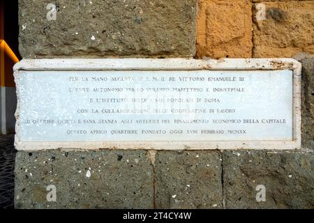 Stein zum Gedenken an die Verlegung in der Anwesenheit von König Umberto II. Am 18. Februar 1920 in Garbatella, Rom, Italien Stockfoto